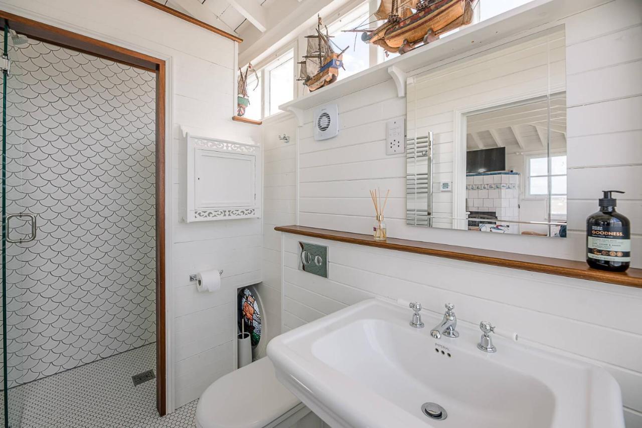 The Boathouse In Felixstowe Ferry - Stunning Waterfront Property Exterior photo