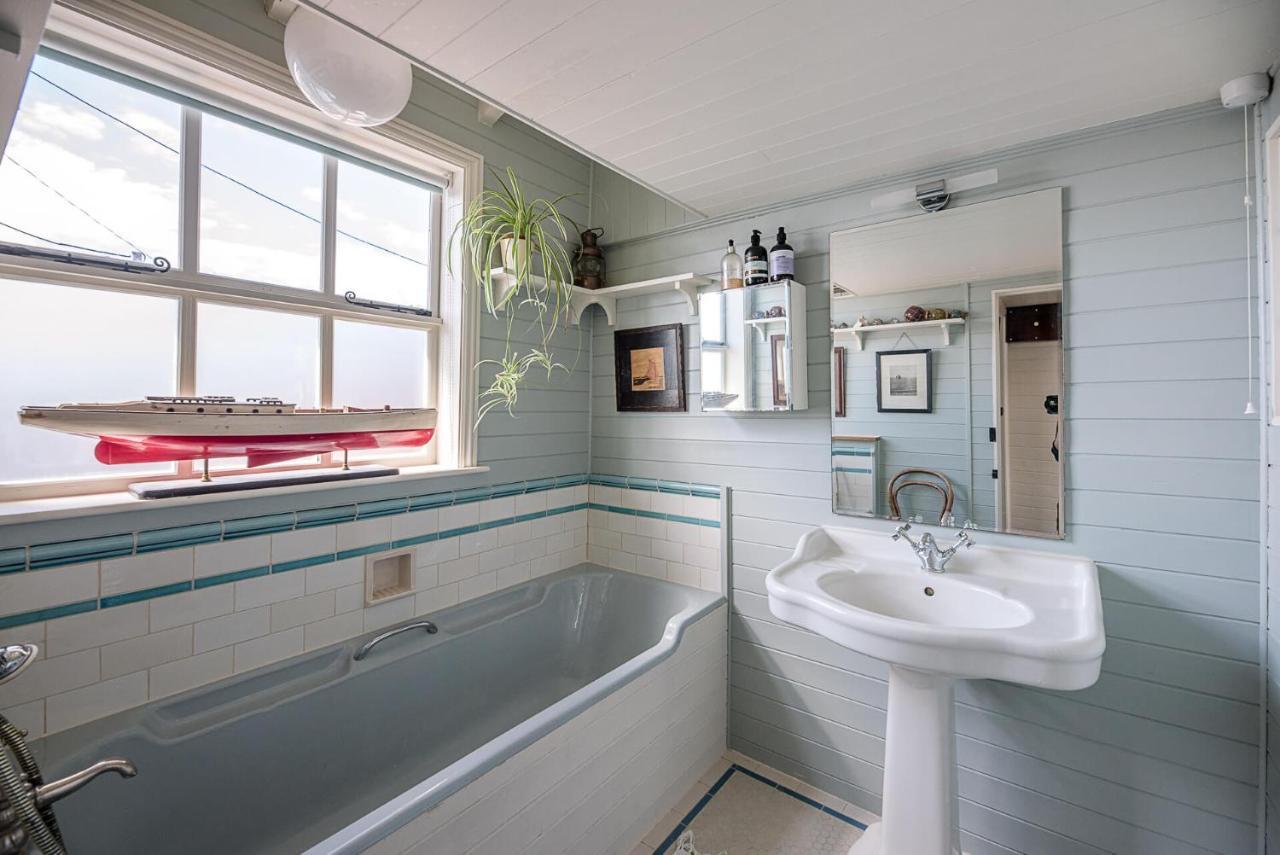 The Boathouse In Felixstowe Ferry - Stunning Waterfront Property Exterior photo